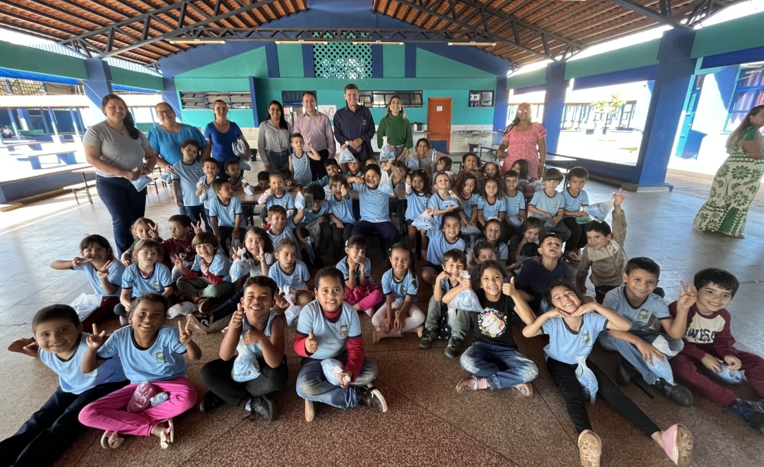 Prefeitura entrega uniformes escolares para mais de 1.300 alunos da rede municipal