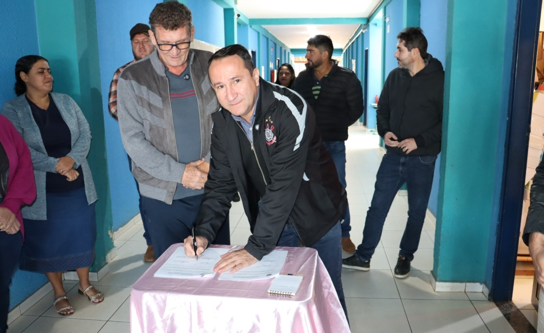 Prefeito Ivan Xixi assina ordem de serviço para reforma da Escola Municipal Lizete Rivelli Alpe