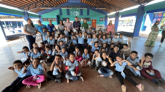 Prefeitura entrega uniformes escolares para mais de 1.300 alunos da rede municipal