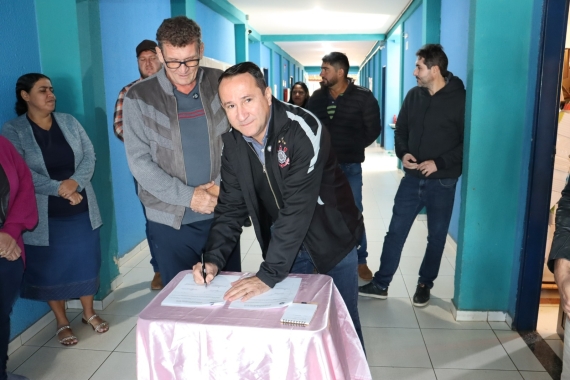 Prefeito Ivan Xixi assina ordem de serviço para reforma da Escola Municipal Lizete Rivelli Alpe
